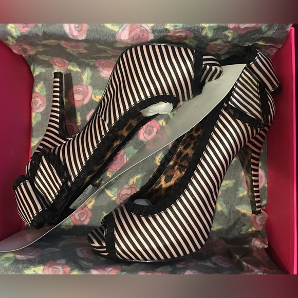 Betsey Johnson Cammie bow heels - Picture 2 of 5